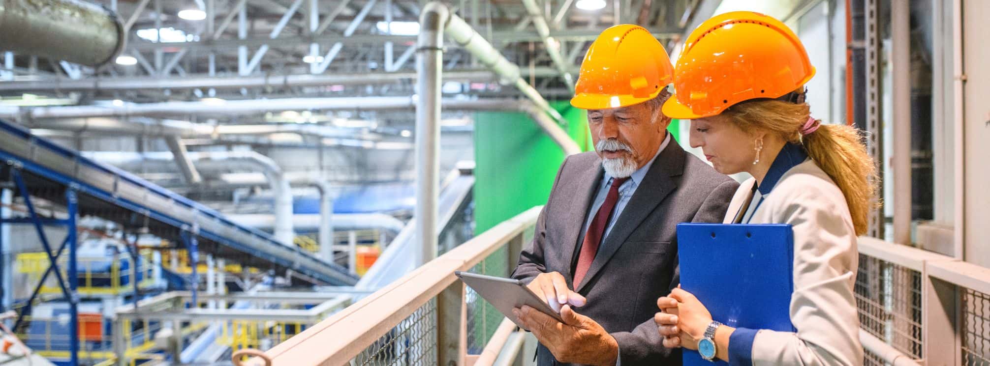 manager communicating with a direct report in a manufacturing facility